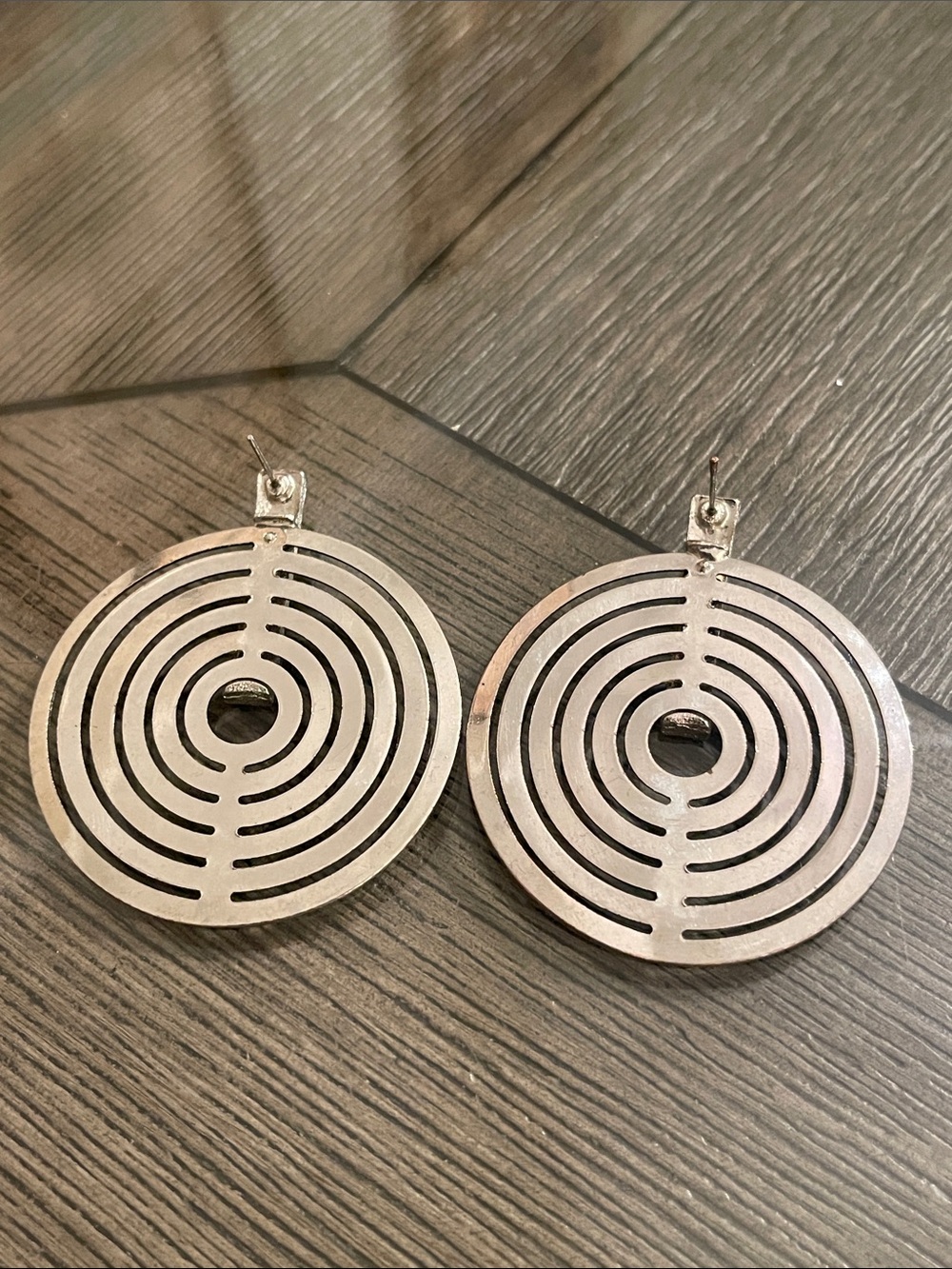 Vintage Geometric Cut-out Round Disc Earrings - Silver-tone - Picture 3 of 16